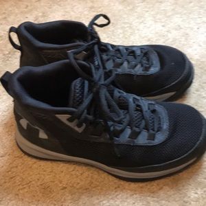 Boys Under Armour size 3 basketball sneakers